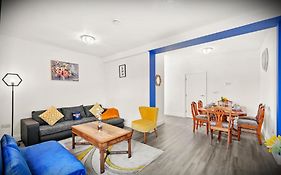 Elegant 3-Bed Apartment With Free Onsite Parking In Enfield - Out Door Patio - Big Savings On Longer Stays